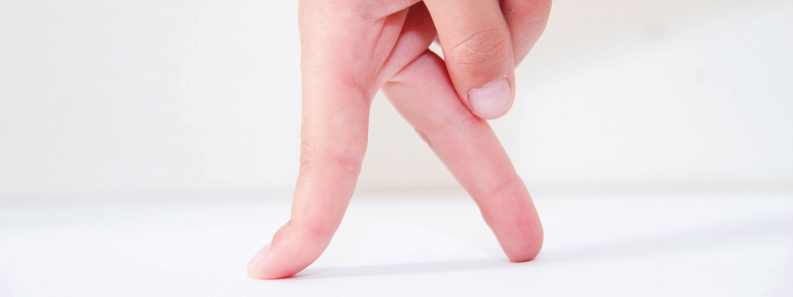 Zwei Finger machen einen kleinen Schritt